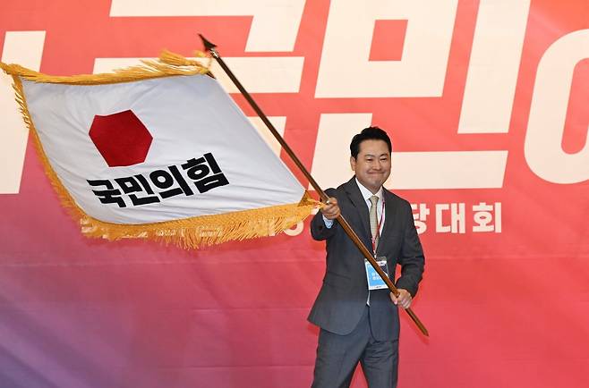 26일 서울 여의도 국회도서관에서 열린 국민의힘 제6차 전당대회 결선에서 당대표로 당선된 장동혁 후보가 당기를 흔들고 있다. / 사진=김범준 기자