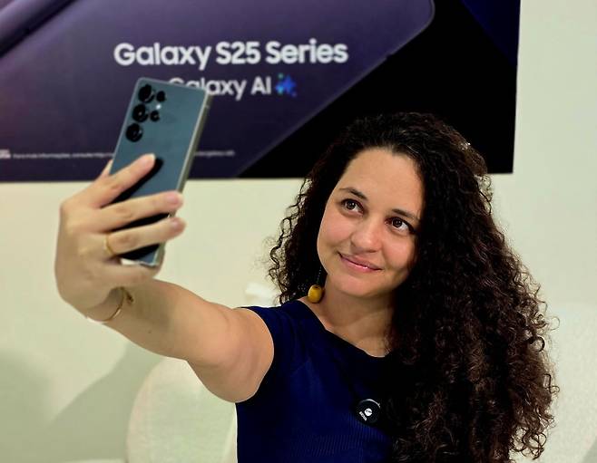 브라질 기자이자 기술 인플루언서인 카타리나 반데이라가 갤럭시S25 울트라를 체험하고 있다. 사진=삼성전자