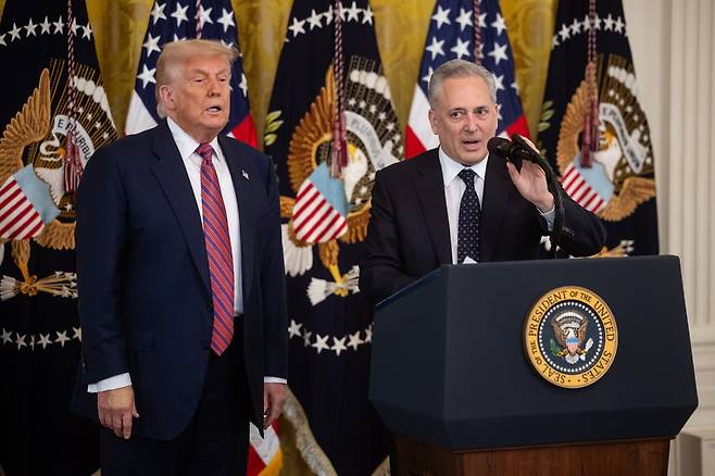 암호화폐 법안 서명식에서 도널드 트럼프 대통령과 암호화폐 차르 데이비드 삭스가 연설을 하고 있다. /사진=연합뉴스