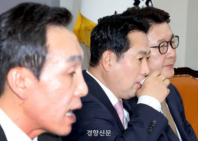 장동혁 국민의힘 대표(오른쪽에서 두번쩨)가 1일 국회에서 열린 최고위원회의에서 김민수 최고위원(왼쪽)이 발언하던 중 물을 마시고 있다.  박민규 선임기자