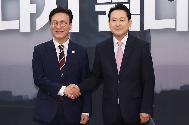 김민석 국무총리와 장동혁 국민의힘 대표(오른쪽)가 1일 국회에서 만나 악수하고 있다. 연합뉴스