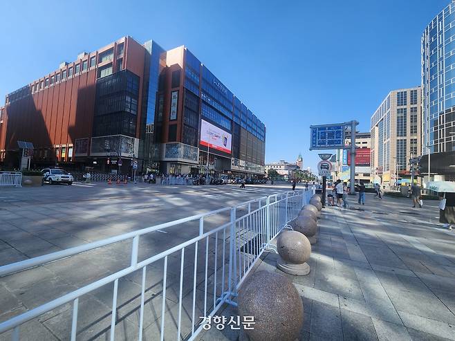 1일 톈안먼 광장 인근 왕푸징 거리에 울타리가 설치돼 있다. 박은하 기자