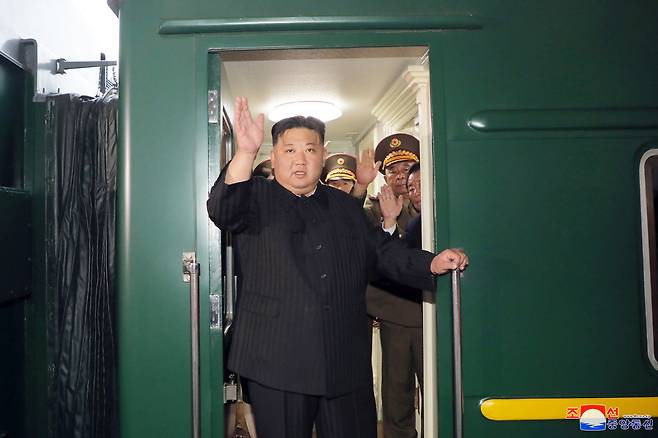 2023년 9월 10일 김정은 북한 국무위원장이 러시아에 방문하기 위해 평양에서 전용열차를 타고 있다. 평야 조선중앙통신=연합뉴스