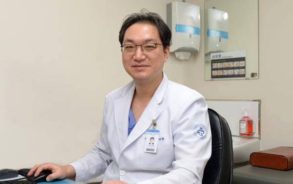 가 식중독의 예방을 위한 생활 속 위생수칙에 관해 설명하고 있다.  부산백병원 제공