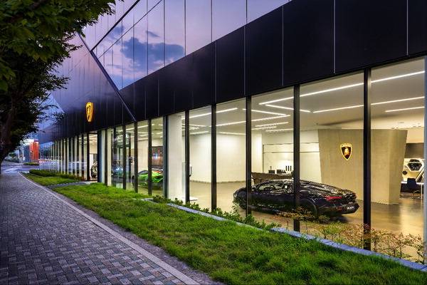 1일 부산  해운대구 재송동 센텀시티에 문을 연 람보르기니 부산 전시장 모습.