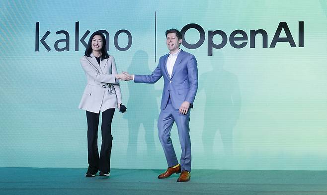 Kakao CEO Chung Shin-a (left) and OpenAI CEO Sam Altman pose for a photo during a press conference at a Seoul hotel on Feb. 4. (Im Se-jun/The Korea Herald)
