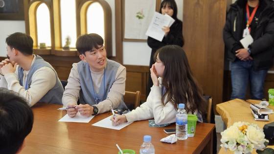 Young women and men take part in the Buddhist matchmaking temple stay program ″Naneun Jeollo″ in 2023. [JANG SEO-YUN]
