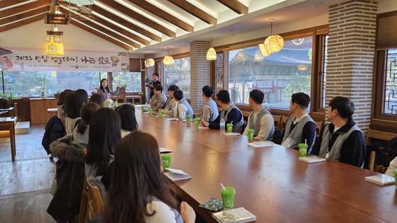 Young women and men take part in the Buddhist matchmaking temple stay program ″Naneun Jeollo″ in 2023. [JANG SEO-YUN]