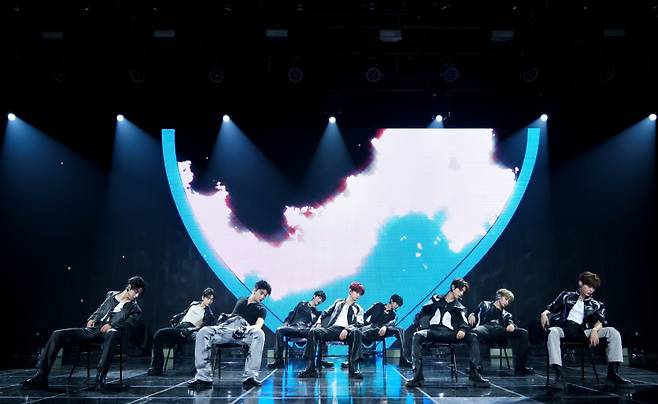 그룹 제로베이스원이 1일 오후 서울 한남동 블루스퀘어 SOL트래블홀에서 열린 정규 1집 ‘네버 세이 네버’(NEVER SAY NEVER) 발매 기념 쇼케이스에서 무대를 펼치고 있다. 웨이크원 제공