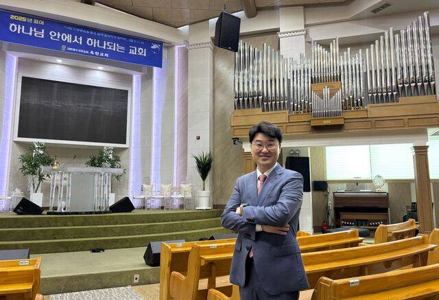 김의석 옥천교회 목사가 지난 27일 충북 옥천의 예배당에서 교회 사역에 관해 설명하고 있다.