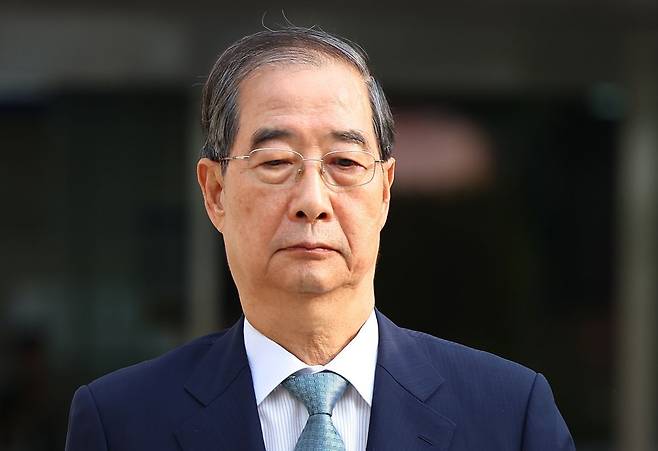 12·3 비상계엄 관련 내란 방조 혐의로 불구속 기소된 한덕수 전 국무총리가 지난 27일 구속 전 피의자심문(영장실질심사)을 마친 뒤 대기 장소인 서울구치소로 이동하고 있다. 연합뉴스