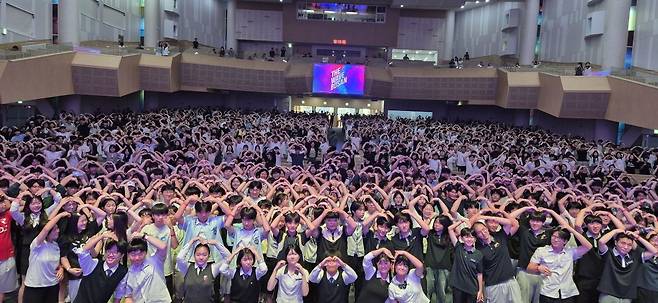 학교기도불씨운동연합은 지난 30일 부산 포도원교회에서 ‘THE WAVE BUSAN’ 집회를 열었다. 집회에 참석한 3500여 명의 학생과 학부모 교사들이 양 손으로 하트 모양을 하며 단체 기념촬영을 하고 있다.