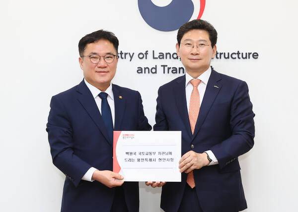 지난해 6월5일 이상일 용인특례시장(오른쪽)이 백원국 국토교통부 제2차관을 만나 교통망 확충을 위한 8가지 건의사항을 전달하고 있다. 용인특례시 제공