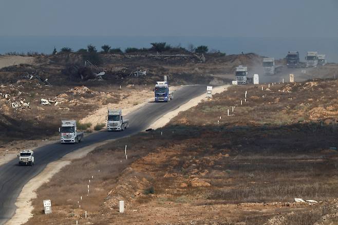 지난달 31일(현지시간) 가자지구와 이스라엘을 오가는 트럭들. 로이터연합뉴스