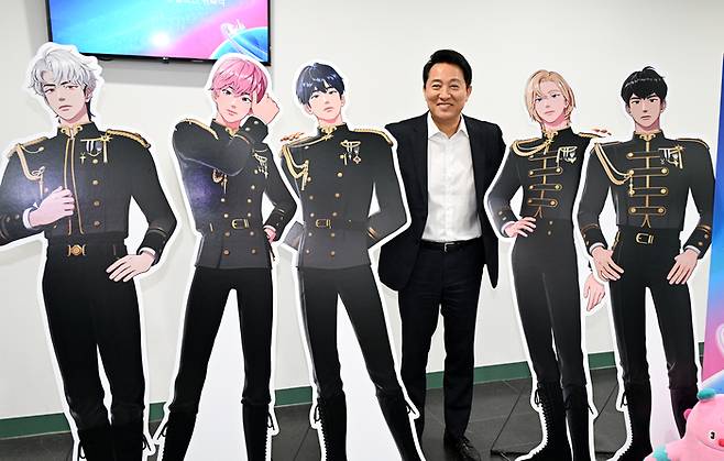 오세훈 서울시장이 ‘2025 Startup Seoul 홍보대사 및 Try Everything 홍보단’ 위촉식에 앞서 글로벌 버추얼 보이그룹 플레이브와 기념촬영 하고 있다. 서울시