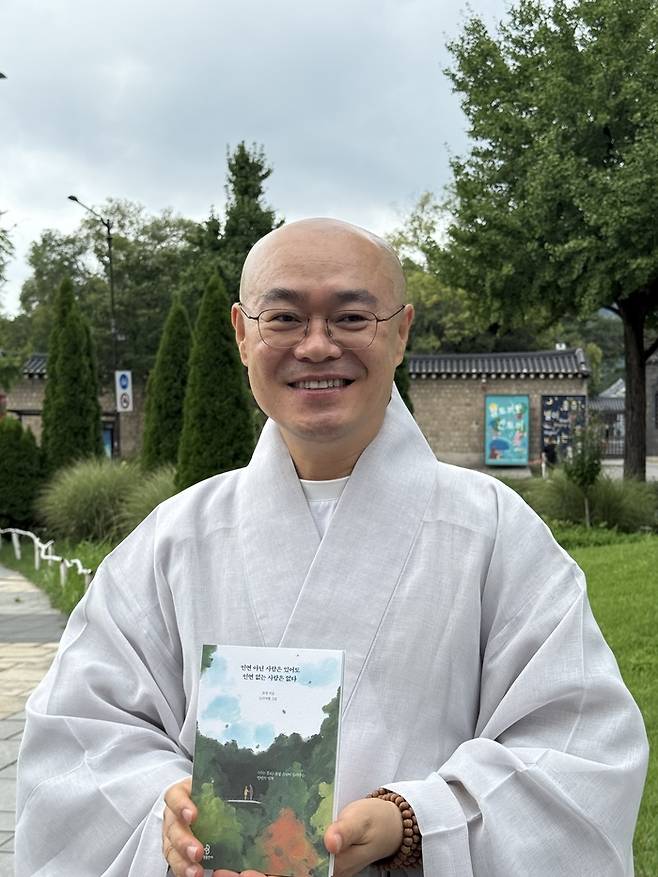 ‘나는 절로’ 기획자 묘장스님이 1일 출간 간담회에서 포즈를 취하고 있다. <이향휘 기자>