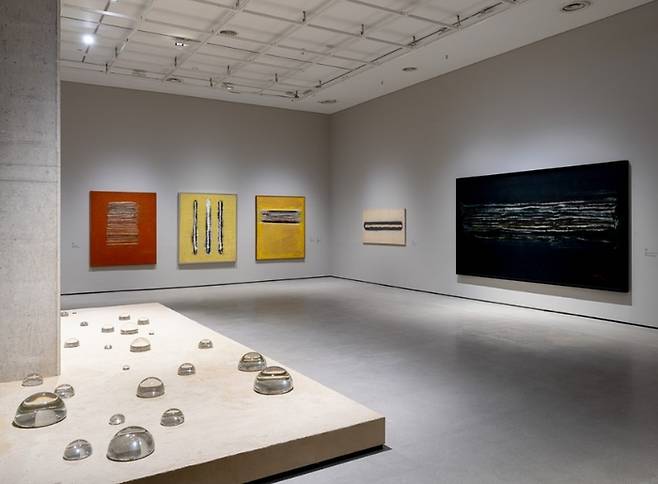 왼쪽에 나란히 걸린 세 점은 1960년대의 ‘제사’ 연작이다. [국립현대미술관]