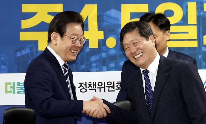 이재명 대통령이 더불어민주당 대표 시절 국회 의원회관에서 열린 주4.5일제 도입방안 마련을 위한 긴급 토론회에서 박수근 한양대 법전원 명예교수와 인사하는 모습. [김호영 기자]