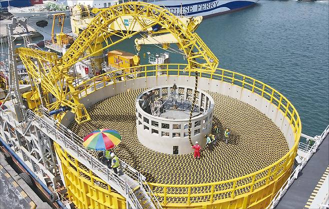 호반그룹과 LS그룹이 치열한 경영권 분쟁을 벌이는 중이다. 사진은 LS전선의 강원 동해 공장에서 생산된 해저케이블이 포설선에 선적되는 모습. (LS전선 제공)