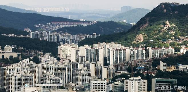[서울=뉴시스] 정병혁 기자 = 20일 서울 중구 남산에서 서울시내 아파트가 보이고 있다.  김윤덕 국토교통부 장관이 주택 공급대책 발표 시기에 대해 "빠르면 8월 안에 하는 것이 원칙"이라면서도 9월초로 연기될 가능성을 열어뒀다. 준비 중인 주택 공급대책의 방향에 대해서는 "큰 틀에서는 3기 신도시를 속도감 있게, 짜임새 있게 하는 것이 중요하고 수도권 유휴부지 공급 핵심은 신뢰도와 정책 관철 의지"라면서 "주요 수단들을 이용해 수도권 내 양질의 주택을 공급하겠다는 틀로 준비 중"이라고 밝혔다.  2025.08.20. jhope@newsis.com /사진=정병혁