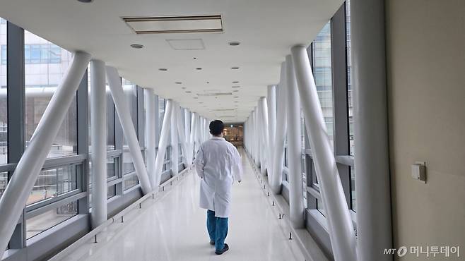 지난해 2월 집단사직한 전공의들이 복귀한 첫날인 1일 오전 서울 서초구 가톨릭대학교 서울성모병원에서 의료진이 복도를 지나가고 있다. /사진=홍효진 기자