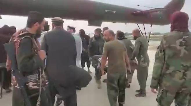 아프가니스탄 군인들이 1일(현지시간) 낭가르하르 공항에서 헬리콥터가 이송해 온 지진피해 부상자들을 구급차로 이송하고 있다. 아프간 동부에서 지난달 31일 규모 6.0의 지진이 발생해 최소 2000명 이상 인명피해가 발생한 것으로 전해진다. /사진=BBC 방송 캡쳐