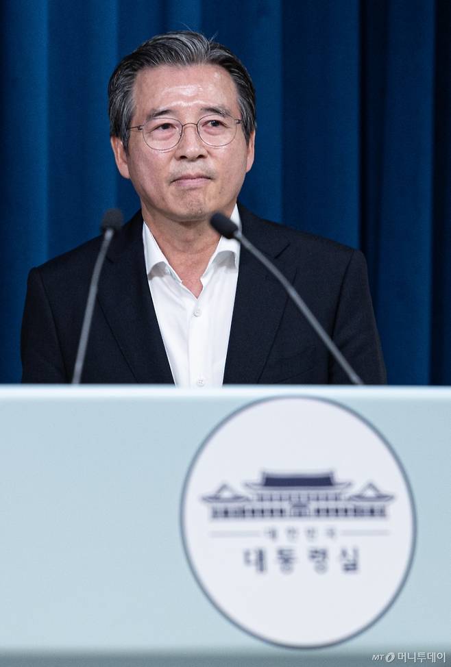 (서울=뉴스1) 이재명 기자 = 김용범 대통령실 정책실장이 10일 서울 용산 대통령실 청사에서 RE100 산단 관련 브리핑을 하기 위해 입장하고 있다. 2025.7.10/뉴스1 Copyright (C) 뉴스1. All rights reserved. 무단 전재 및 재배포, AI학습 이용 금지. /사진=(서울=뉴스1) 이재명 기자