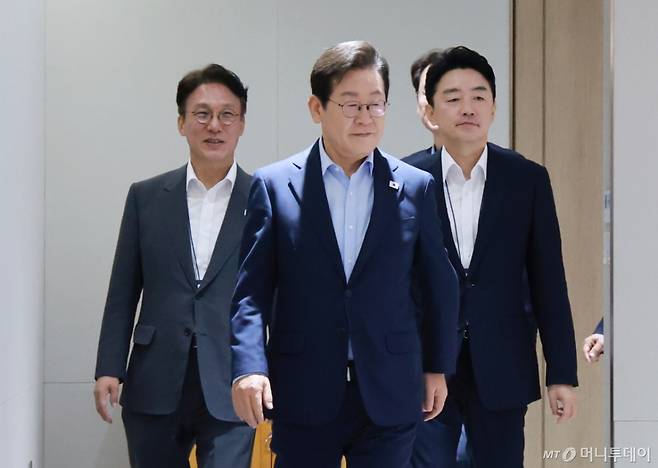 [서울=뉴시스] 고범준 기자 = 이재명 대통령이 29일 서울 용산 대통령실 청사에서 열린 제39회 국무회의(임시)에 입장하고 있다. (대통령실통신사진기자단) 2025.08.29. bjko@newsis.com /사진=