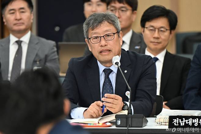 [광주=뉴시스] 박기웅 기자 = 정신 전남대병원장이 17일 광주 서구 광주시교육청에서 열린 교육위원회 국정감사에서 의원 질의에 답변하고 있다. 2024.10.17. pboxer@newsis.com /사진=