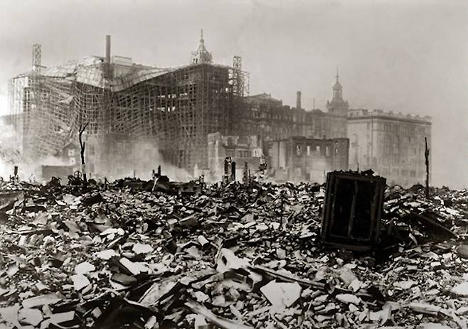 1923년 9월1일 일본 관동지방에 진도 7.9의 대지진이 발생했다. 사진은 관동지역 지진이 발생으로 도심 속 건물들이 무너진 모습. /사진=유튜브 '최태성 2TV' 채널 캡처