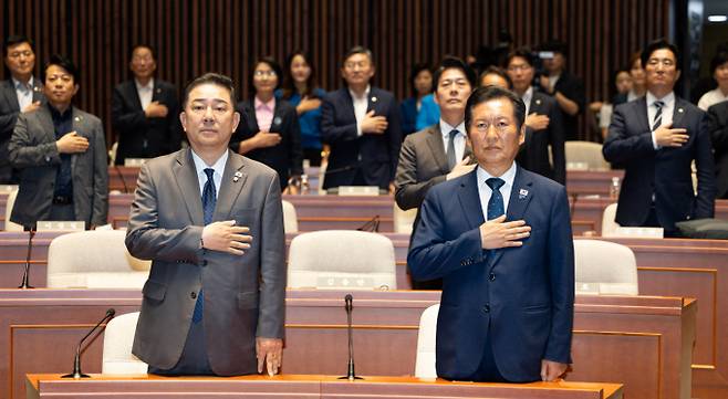 더불어민주당이 검찰의 수사·기소 분리와 검찰청 해체 방안과 관련해 오는 4일 국회 법제사법위원회 공청회와 의원총회를 거쳐 정부조직법 개정안을 발의할 예정이다. 사진은 지난달 27일 정청래 더불어민주당 대표와 김병기 원내대표를 비롯한 의원들이 서울 여의도 국회에서 열린 의원총회에서 국민의례를 하고 있는 모습. /사진=뉴스1