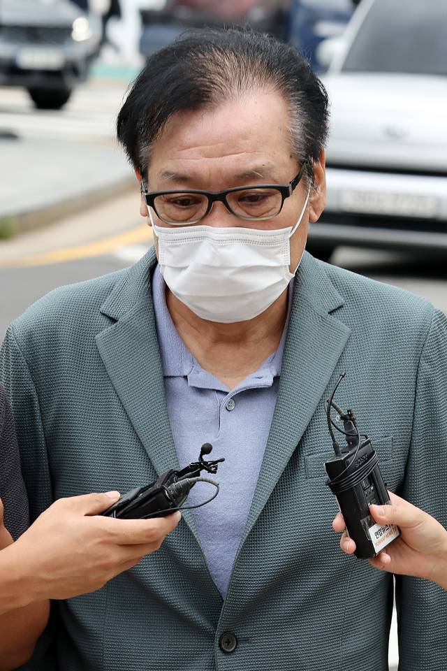 영장심사를 포기한 건진법사 전성배 씨가 지난 21일 민중기 특별검사팀 사무실이 마련된 서울 종로구 KT 광화문빌딩 웨스트에서 대기하기 위해 출석하고 있다.  연합뉴스.