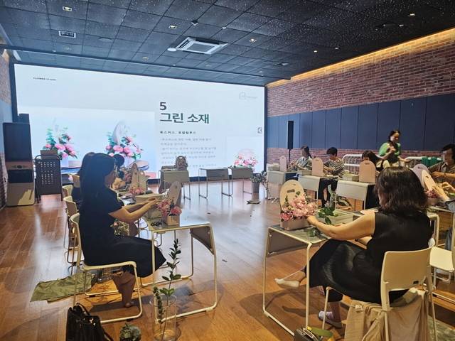서울 강남구 주미니들이 꽃을 활용한 힐링 수업에 참여하고 있다. 강남구청 제공