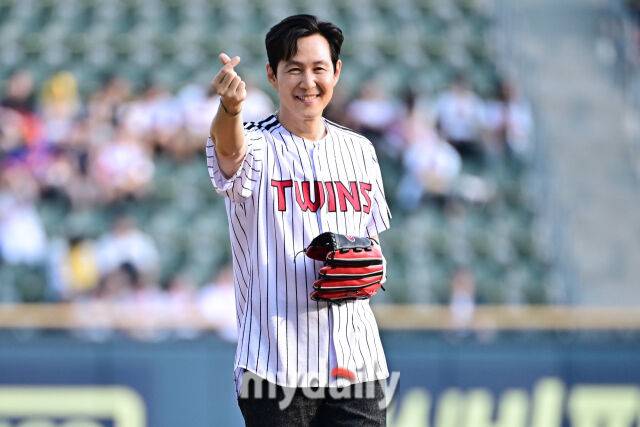 ▲ 실제 시구에서는 볼 수 없었던 시구 후 팬에게 선사하는 하트.