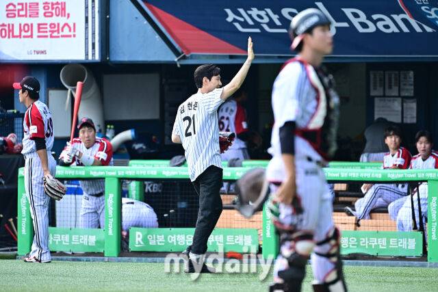 ▲ 경기 전 몸을 풀어야 할 상황인데 드라마 촬영을 보고 있는 선수들.