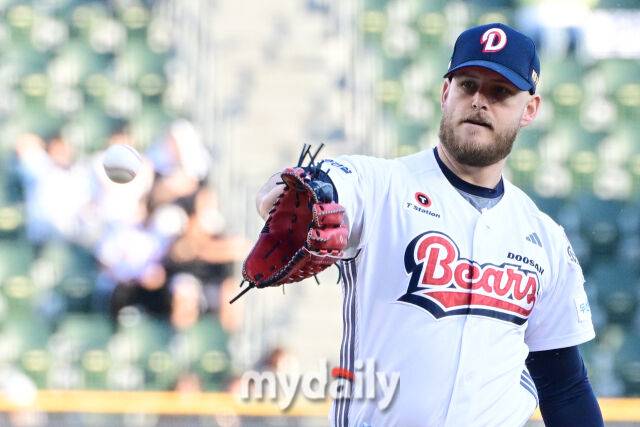 30일 오후 서울 잠실구장에서 진행된 '2025 신한 SOL뱅크 KBO 리그' KT-두산의 경기. 두산 선발 콜어빈이 투구 준비를 하고 있다./마이데일리