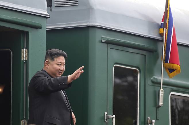 지난 2023년 9월 17일(현지시간) 북한 김정은 국무위원장이 러시아 극동 블라디보스토크 인근 아르탸옴에서 귀환 열차에 탑승하기 전 손을 흔들고 있다.[AP]