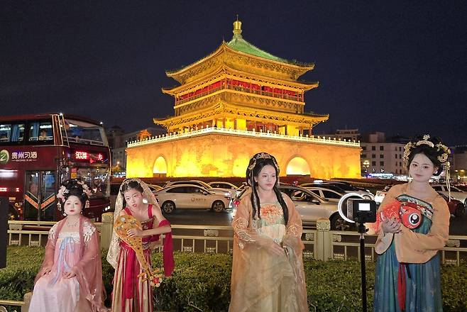서안의 랜드마크 종루 앞 중국 전통복 입은 여인들의 인증샷