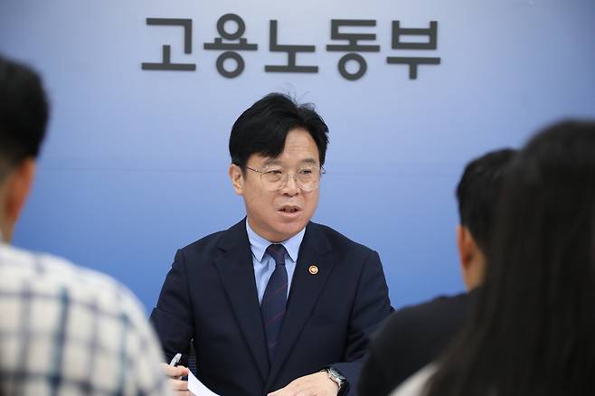 김영훈 고용노동부 장관이 1일 정부세종청사에서 출입기자 간담회를 진행하고 있다. 김 장관은 이날 고용노동부의 공식 약칭을 ‘고용부’에서 ‘노동부’로 바꿨다고 밝혔다. [고용노동부 제공]