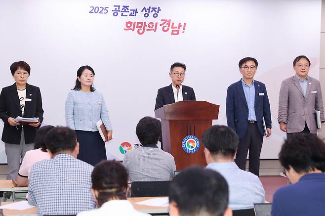 윤인국 산업국장이 지난 8월 25일 프레스센터에서 1조2700억원 규모 경남 제조AI, 차세대 SMR 연구개발사업 정부투자 확정을 발표하고 있다. [경남도 제공]