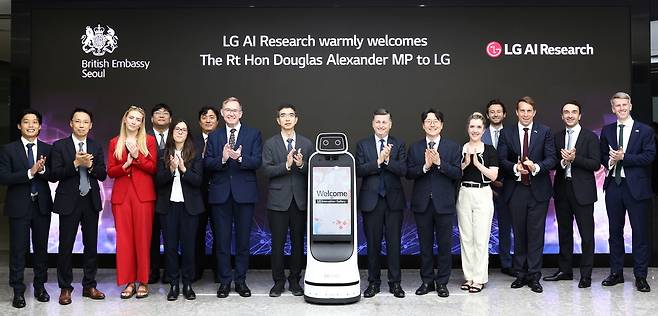 1일 더글라스 알렉산더 영국 국무상이 서울 마곡 LG AI연구원을 방문했다. 사진 왼쪽에서 일곱 번째부터 콜린 크룩스 주한 영국대사, 이홍락 LG AI연구원 공동 연구원장, 더글라스 알렉산더 영국 국무상, 임우형 LG AI연구원 공동 연구원장. [LG 제공]