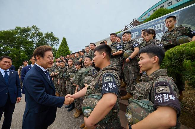 이재명 정부가 1일 출범 이후 첫 대장급 장성인사를 단행했다. 이재명 대통령이 지난 6월 경기 연천  육군 25사단 비룡전망대를 방문해 장병들을 격려하는 모습. [연합]