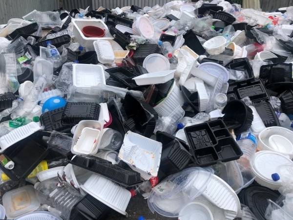 버려진 플라스틱 용기들.[녹색연합 제공]