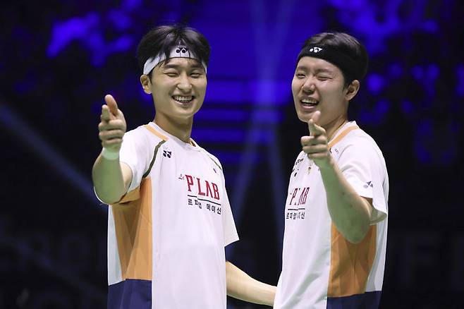 [파리=AP/뉴시스]  キム・ウォンホ（左）とソ・スン・ジェイは、2025年の世界バドミントン連盟（BWF）の世界選手権男子ダブルスで、30日（現地時間）でキム・アストロアンダースのスカロス・ムクセン・ジョー（デンマーク）を破りました。キム・ウォン・ホーとソ・スン・ジェイは27分で2-0（21-12 21-3）で勝ち、最初のチャンピオンシップを獲得します。 2025.08.31。