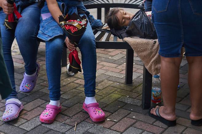 [ 과테말라시티=AP/뉴시스] 미국에서 추방된 과테말라 어린이 이민들을 기다리는 가족들이 과테말라시티의 라 아우로라 국제공항에서 쪽잠을 자며 대기중이다.  미 연방 판사는 귀국 추방기 일부에 대해 이륙금지령을 내리고 어린이 이민 일부의 당분간 미국 체류를 허용했다. 2025. 09.01.