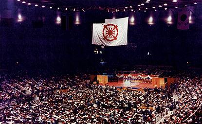 [서울=뉴시스] 1974년 미국 메디슨스퀘어 가든 대회. 2025.09.01. (사진=세계평화통일가정연합 누리집 갈무리) *재판매 및 DB 금지