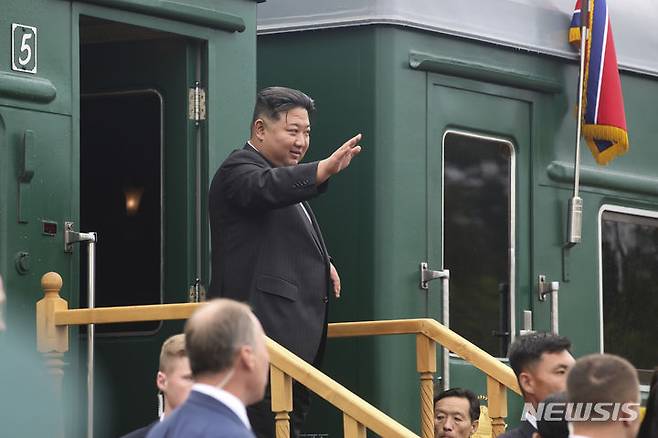 [블라디보스토크=AP/뉴시스] 김정은 북한 국무위원장이 지난 2023년 9월 17일(현지 시간) 러시아 방문을 마치고 연해주 블라디보스토크 인근에 있는 아르템 기차역에서 전용 열차를 타고 귀국 길에 오르며 손을 흔들고 있다. 2025.09.01.