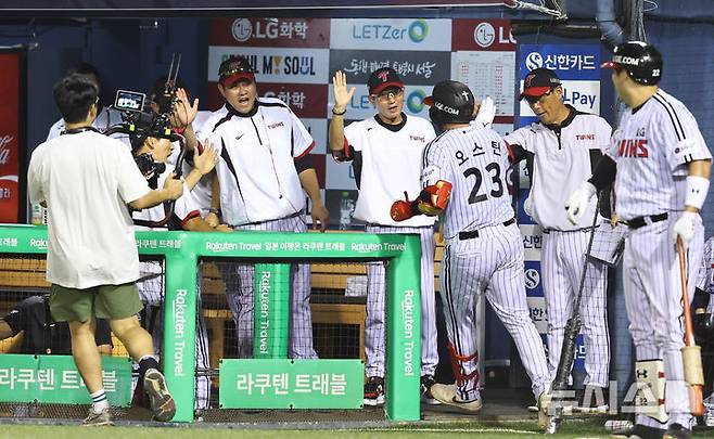 [서울=뉴시스] 최진석 기자 = 21일 서울 송파구 잠실야구장에서 열린 프로야구 '2025 신한 SOL 뱅크 KBO리그' 롯데 자이언츠와 LG 트윈스의 경기, 7회말 무사 주자없는 상황 LG 염경엽 감독이 따라가는 솔로홈런을 치고 들어오는 오스틴과 기뻐하고 있다. 2025.08.21. myjs@newsis.com