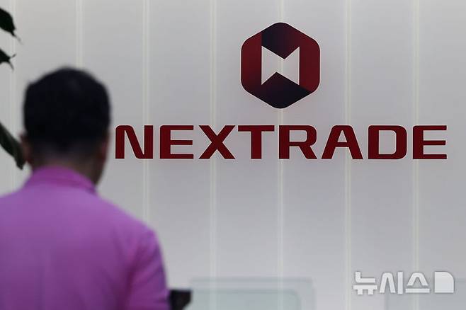 [서울=뉴시스] 권창회 기자 = 대체거래소 넥스트레이드가 시장점유율을 급격히 확대하면서 월별 일평균 거래대금이 한국거래소의 절반 수준을 넘어섰다. 금융투자업계에 따르면 지난 12일 기준 넥스트레이드의 8월 일평균 거래량은 2억 250만주, 거래대금은 8조 2천 446억원으로 집계됐다. 이는 같은 기간 한국거래소 일평균 거래량(11억6천584만주)의 17.4%에 해당하며, 거래대금 기준으로는 한국거래소(16조2천278억원)의 50.8%에 이른다. 사진은 14일 오전 서울 여의도 넥스트레이드 본사 모습. 2025.08.14. kch0523@newsis.com