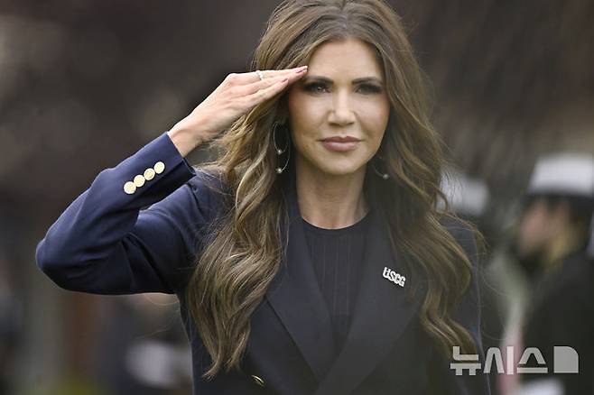 [뉴런던=AP/뉴시스] 크리스티 놈 미 국토안보부 장관은 31일(현지 시간) CBS 방송 '페이스 더 네이션'과의 인터뷰에서 트럼프 행정부가 시카고를 포함한 주요 도시에서 이민세관단속국(ICE) 작전을 확대할 계획이라고 밝혔다. 사진은 놈 장관이 지난 5월 21일 코네티컷 뉴런던에서 열린 미국 해안경비 사관학교 졸업식장에 도착해 경례하는 모습. 2025.09.01.